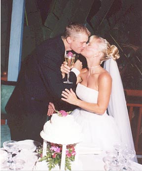 A wedding cake; Actual size=180 pixels wide