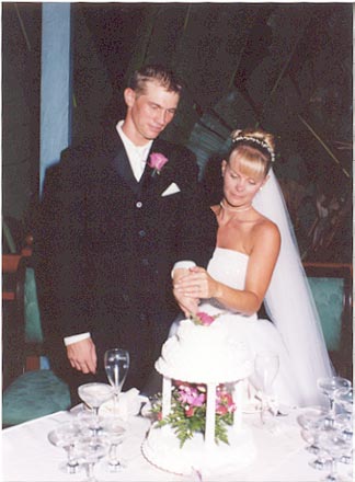 A wedding cake; Actual size=180 pixels wide