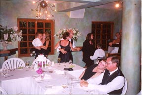 A wedding cake; Actual size=180 pixels wide